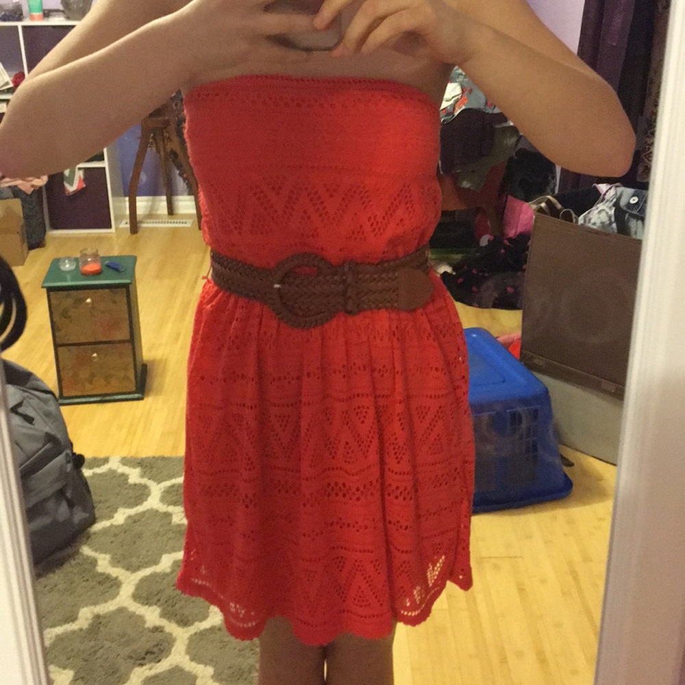 Salmon strapless dress with belt.